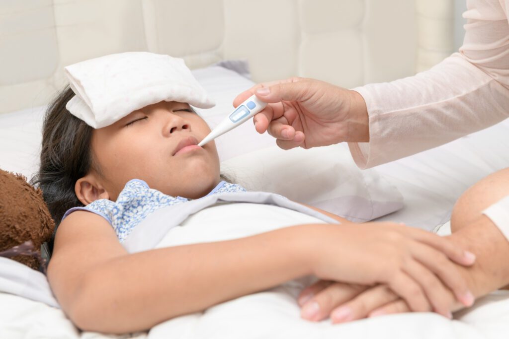 anak sedang dikompres dan tidur karena demam