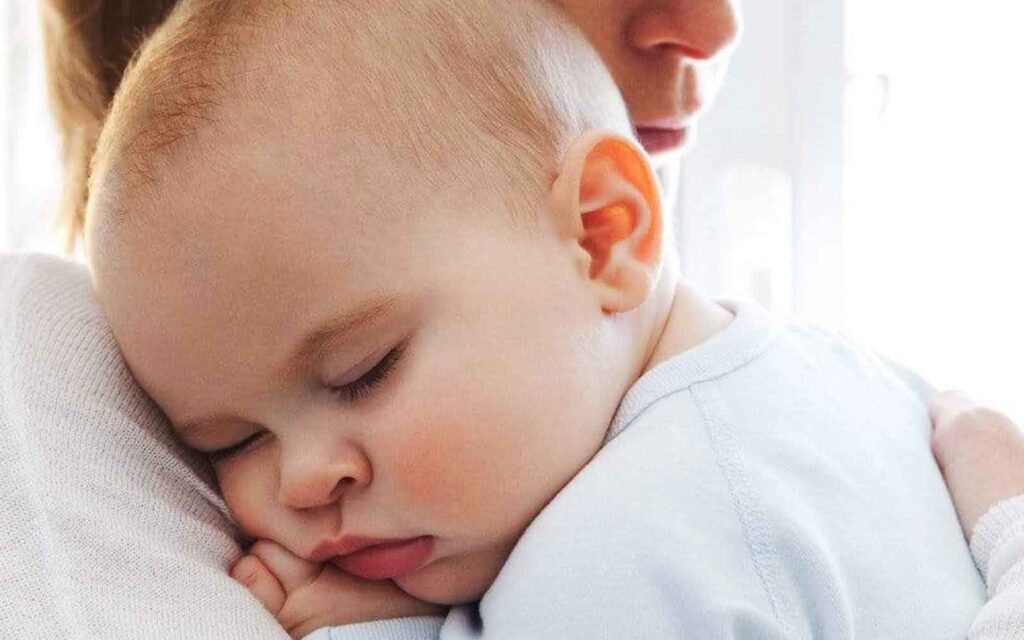 bayi sedang dipeluk ibunya karena sakit