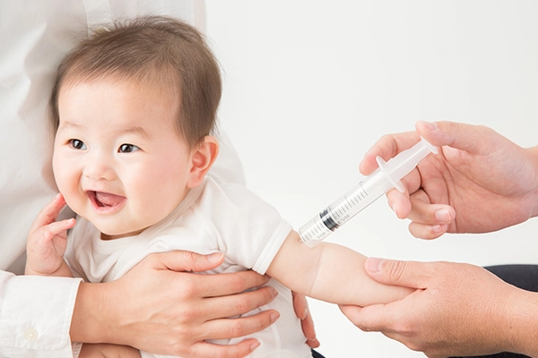 bayi sedang melakukan imunisasi